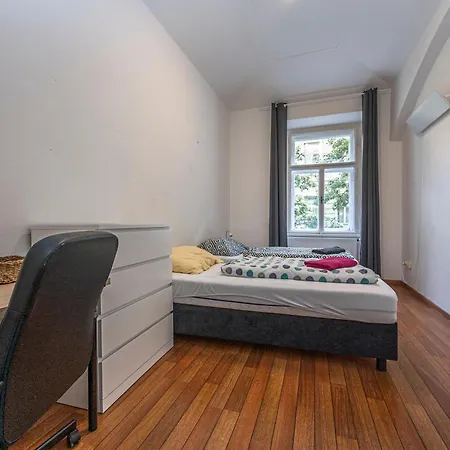 Americka 8 *
